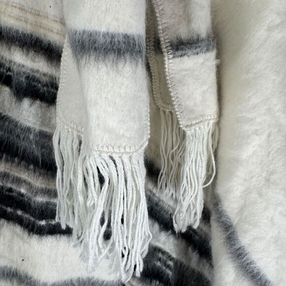 Artesia Peru 100 Percent Poncho Vintage Black/Grey White Button One Size - Picture 5 of 7